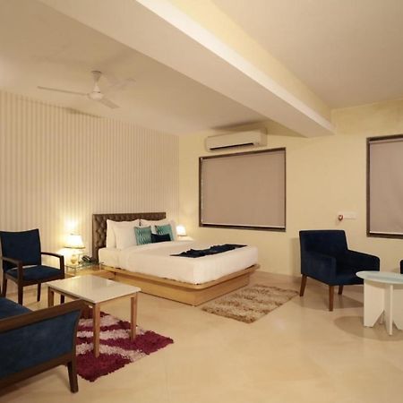 Meritas Seawind Beach Resort, Srīvardhan エクステリア 写真