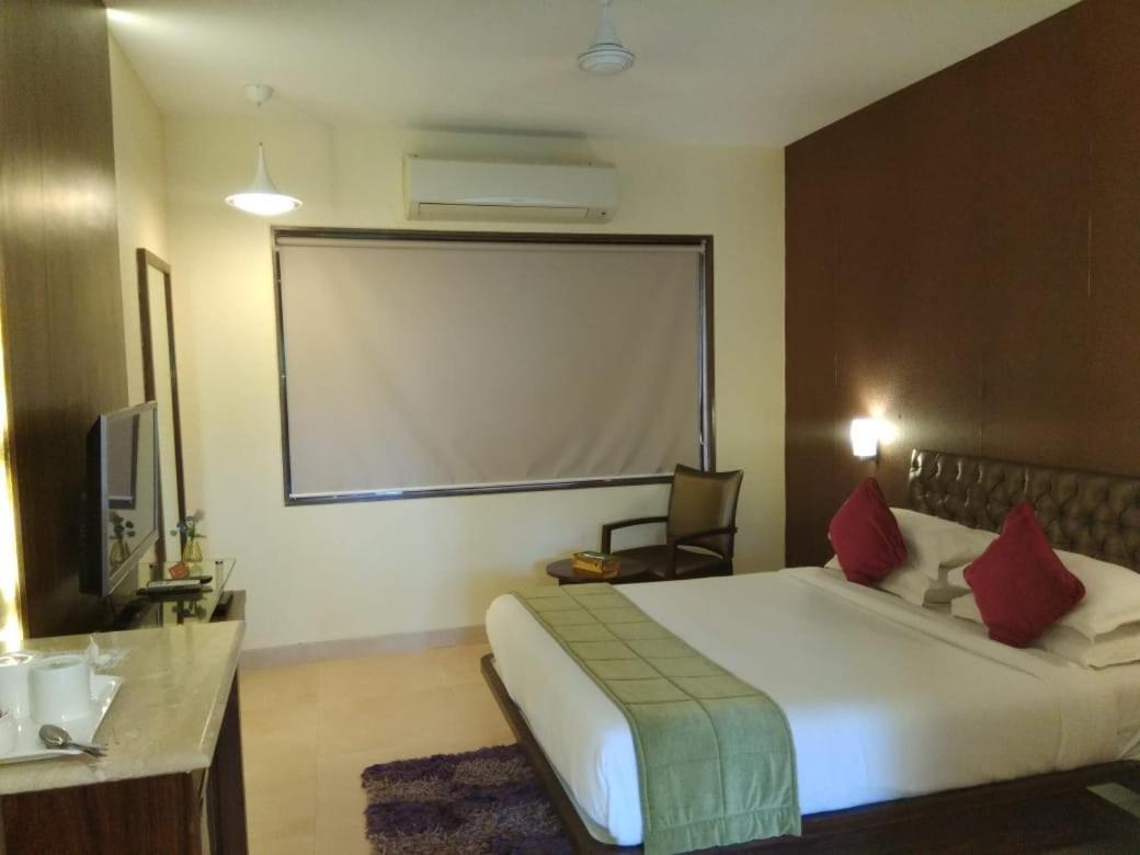 Meritas Seawind Beach Resort, Srīvardhan エクステリア 写真