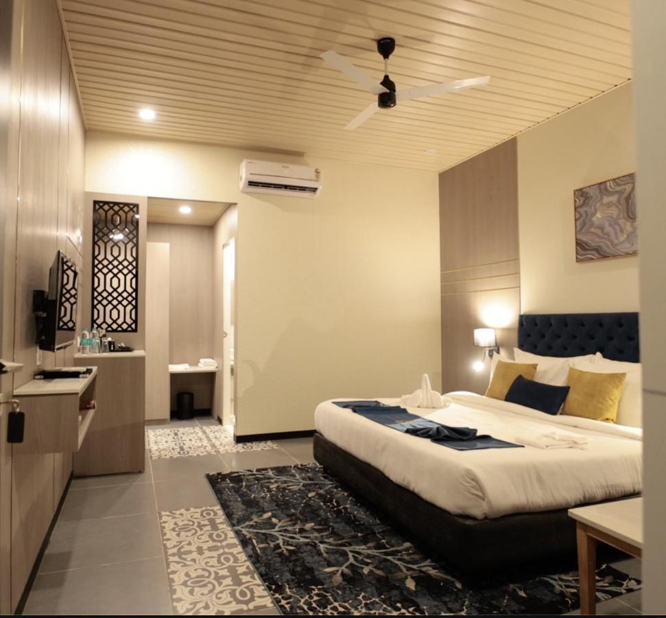 Meritas Seawind Beach Resort, Srīvardhan エクステリア 写真